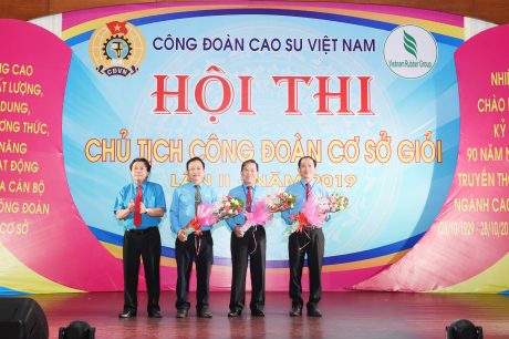 Thạc sĩ Trần Đức Phương (thứ 2 từ trái qua) là thành viên BGK Hội thi Chủ tịch Công đoàn cơ sở giỏi 2019. Ảnh: Vũ Phong