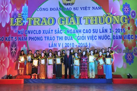 CĐ CSVN tổ chức tuyên dương nữ CNVC - LĐ xuất sắc lần I năm 2015. Ảnh: Tùng Châu