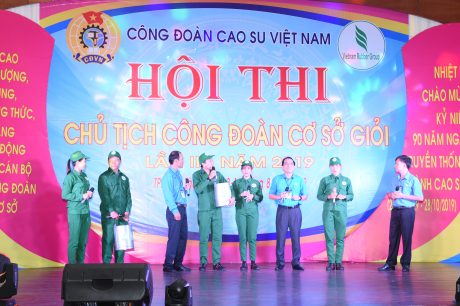 Các cán bộ CĐ trao đổi với công nhân trong Hội thi Chủ tịch Công đoàn cơ sở giỏi 2019. Ảnh: Vũ Phong 