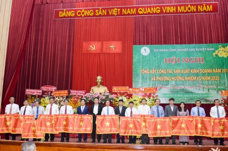 Ông Huỳnh Văn Bảo - Thành viên HĐQT, TGĐ VRG (giữa) và ông Trần Đức Thuận - Thành viên HĐQT VRG trao cờ thi đua cho các đơn vị tại Hội nghị Tổng kết SXKD năm 2019. Ảnh: Vũ Phong.