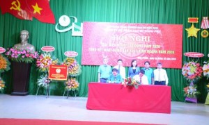 Ký kết thỏa ước lao động tập thể tại Hội nghị NLĐ Cao su Đồng Phú. Ảnh: Đào Phong