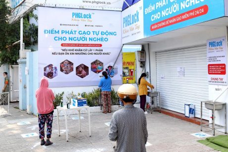 Điểm phát gạo tự động cho người nghèo trong mùa dịch Covid - 19 ở Việt Nam được đánh giá cao. Ảnh: Internet