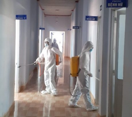 Phun thuốc diệt khuẩn tại Bệnh viện Cao su Phú Riềng. Ảnh: CTV