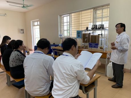 Đ/c Lê Đức Đẳng (đứng) tại Hội thi Thiết bị tự làm toàn quốc năm 2019 do Bộ Lao động TB & XH tổ chức